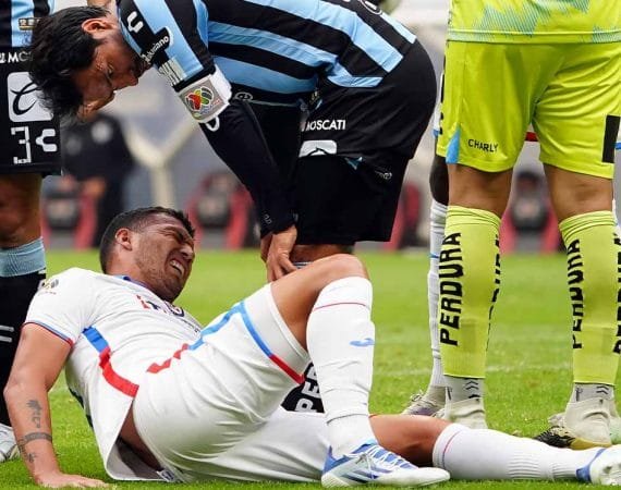 hugo-sanchez-acusa-negligencia-de-cruz-azul-en-lesion-de-juan-escobar