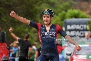 richard-carapaz-festeja-en-penas-blancas-y-un-golpeado-evenepoel-sigue-de-rojo