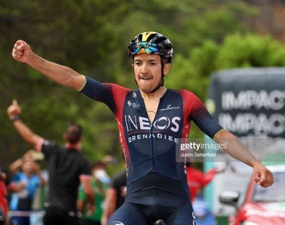 richard-carapaz-festeja-en-penas-blancas-y-un-golpeado-evenepoel-sigue-de-rojo