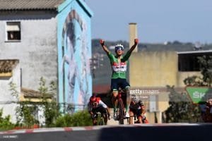 mads-pedersen-concreta-una-merecida-victoria-en-un-dia-tranquilo-en-la-vuelta
