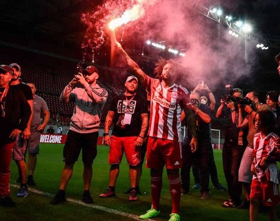 presentacion-de-leyenda-a-marcelo-en-olympiacos-con-bengalas-video