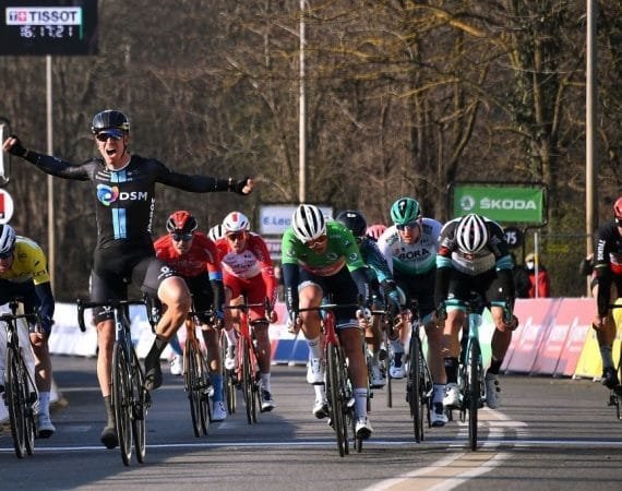 cees-bol-vence-al-sprint-y-corbin-strong-sigue-lider-en-gran-bretana