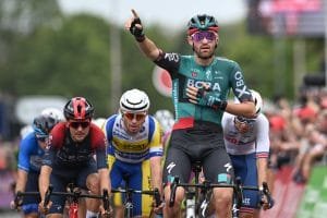 jordi-meeus-derrota-a-pidcock-al-sprint-en-el-tour-de-gran-bretana