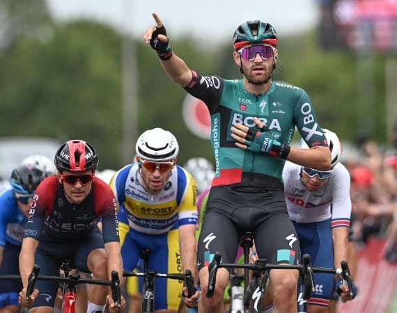 jordi-meeus-derrota-a-pidcock-al-sprint-en-el-tour-de-gran-bretana