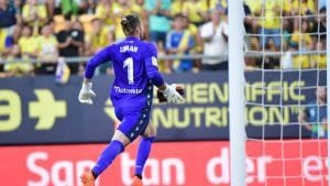 portero-del-cadiz-lleva-desfibrilador-para-salvar-a-un-aficionado-en-la-grada