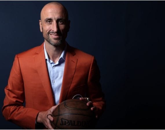 video:-el-momento-en-que-manu-ginobili-es-inmortalizado-en-el-salon-de-la-fama