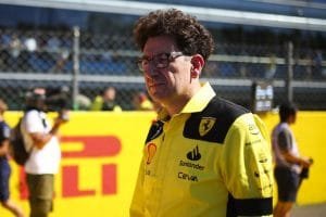 mattia-binotto:-“tres-unidades-de-potencia-por-piloto-no-son-suficientes,-deberian-reconsiderarlo”