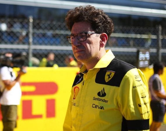 mattia-binotto:-“tres-unidades-de-potencia-por-piloto-no-son-suficientes,-deberian-reconsiderarlo”