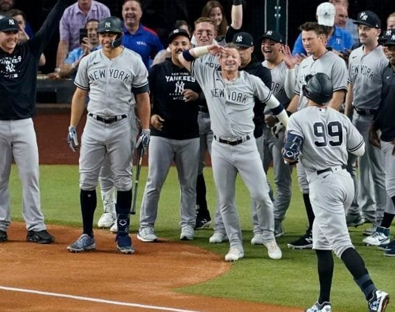 mlb:-¿como-se-vio-el-jonron-62-de-aaron-judge-desde-el-banquillo-de-los-yankees-y-como-se-festejo?