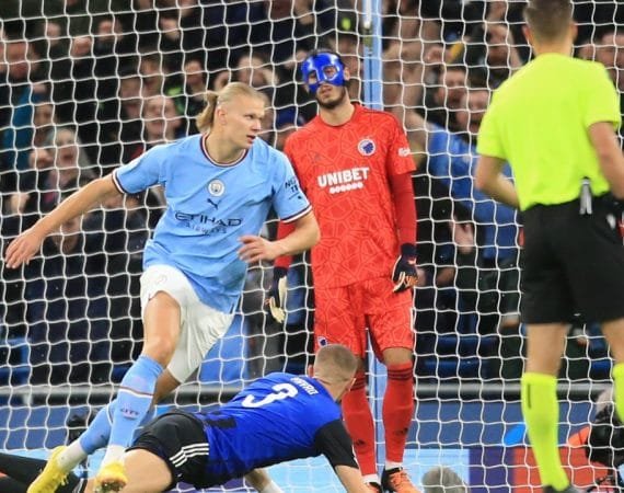 'no-es-humano':-erling-haaland-suma-14-goles-en-la-premier-league-y-cinco-en-la-liga-de-campeones