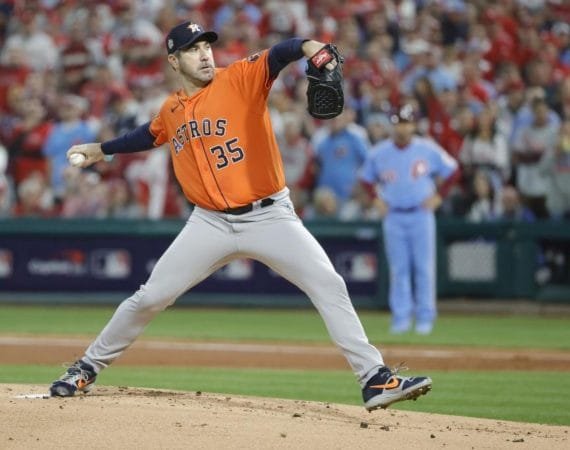 justin-verlander-cambia-la-historia-y-deja-a-los-astros-a-un-paso-del-anillo