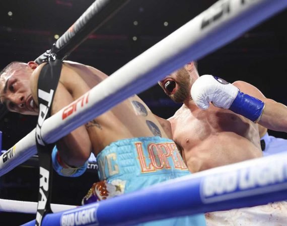 teofimo-lopez-vence-con-polemica-a-sandor-martin-–-solo-boxeo
